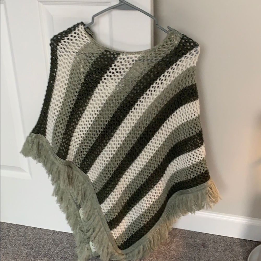 Green and White Poncho💚